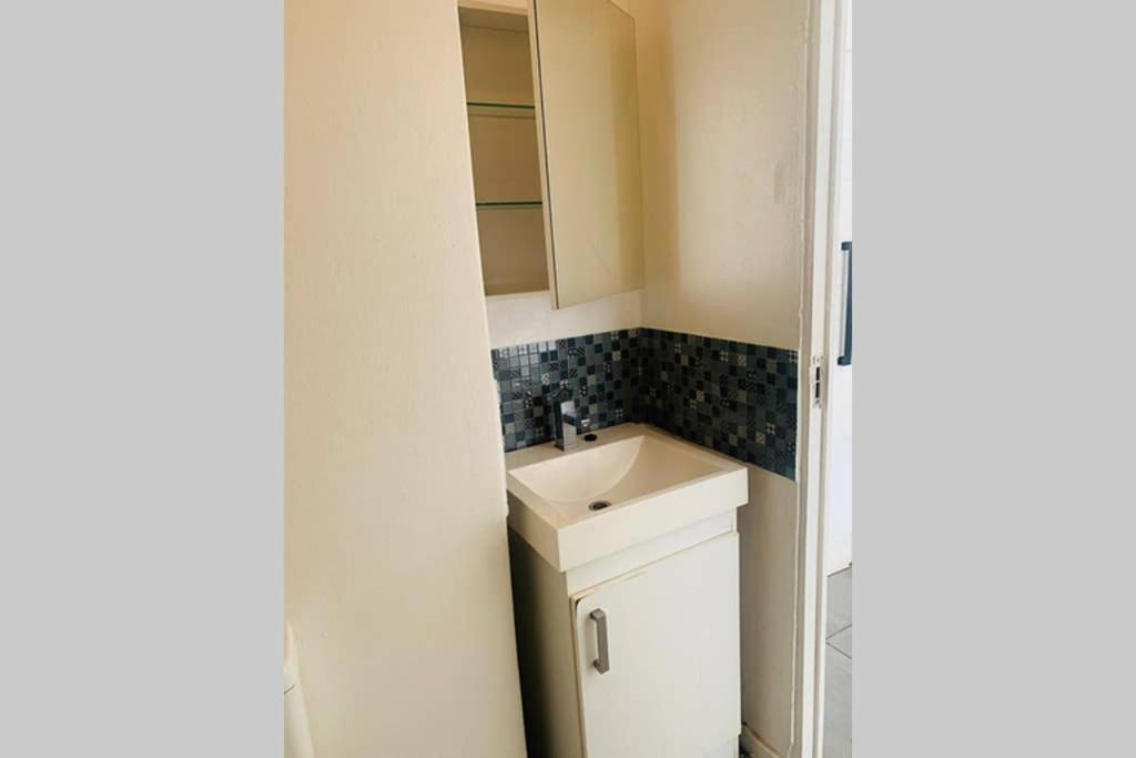 Stunning Maboneng Precinct Studio Apartment At 12 Decades Building โจฮันเนสเบิร์ก ภายนอก รูปภาพ