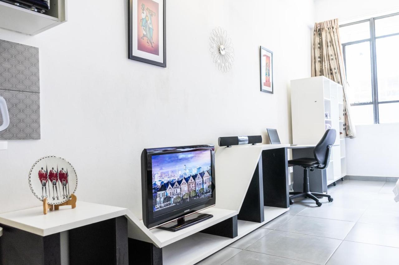 Stunning Maboneng Precinct Studio Apartment At 12 Decades Building โจฮันเนสเบิร์ก ภายนอก รูปภาพ