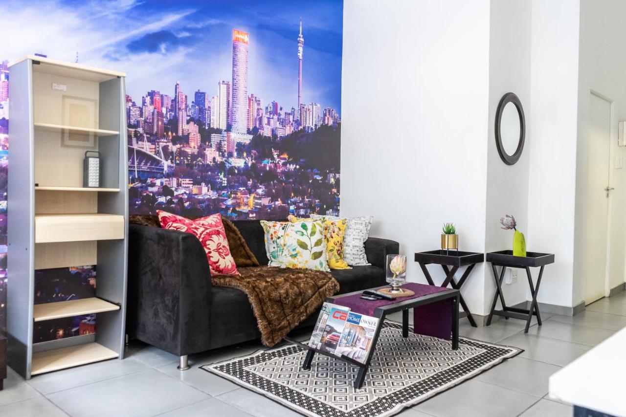 Stunning Maboneng Precinct Studio Apartment At 12 Decades Building โจฮันเนสเบิร์ก ภายนอก รูปภาพ