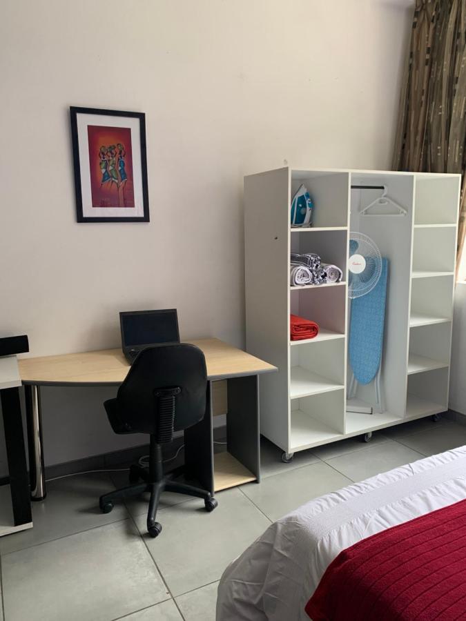 Stunning Maboneng Precinct Studio Apartment At 12 Decades Building โจฮันเนสเบิร์ก ภายนอก รูปภาพ